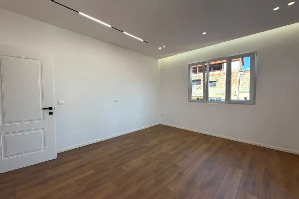 Shtepi ne shitje Apartament ne Tirane, 1+1, Mobilimi Bosh, pa mobiluar, Pagesa 167,000  Euro.