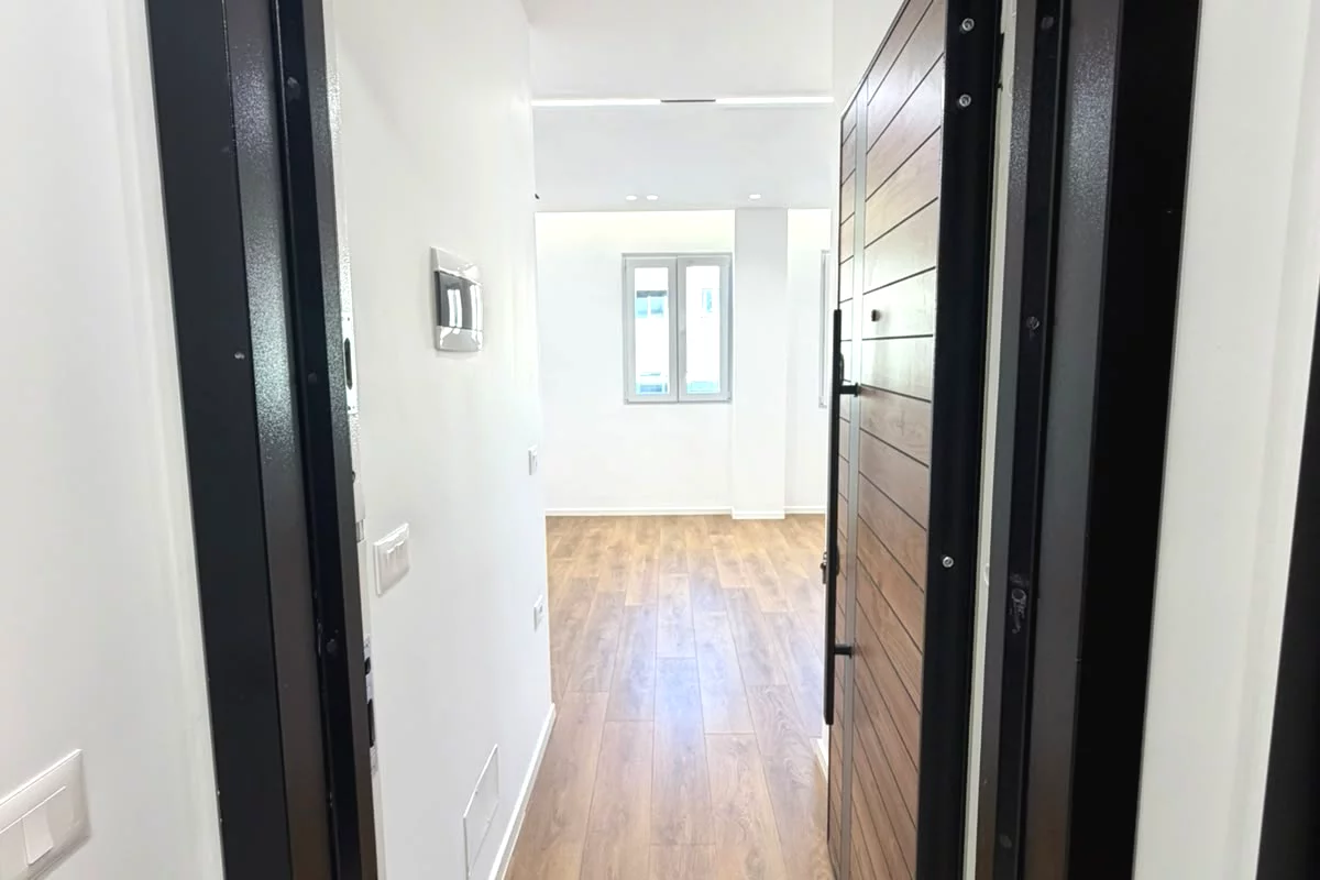 Shtepi ne shitje Apartament ne Tirane, Garsoniere, Mobilimi Bosh, pa mobiluar, Pagesa 98,000  Euro.