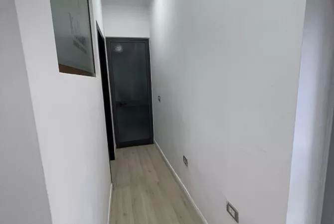 Selvia, ambient biznesi/dyqan ne shitje 32 m2, (90,000 euro)