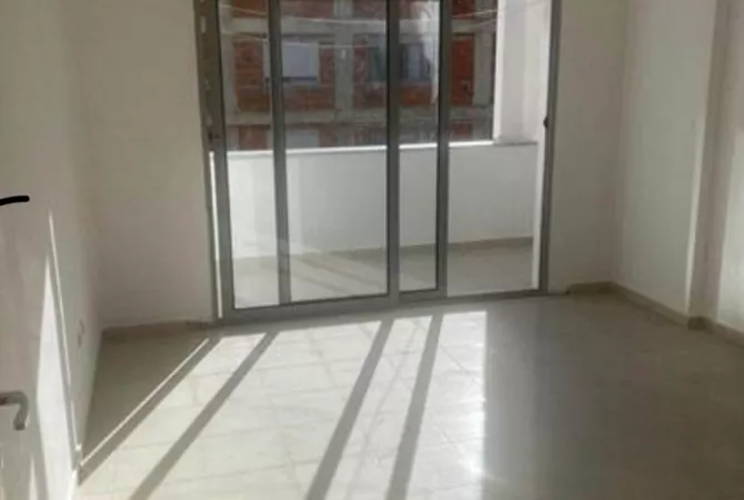 Shtepi ne shitje Apartament ne Tirane, 2+1, Mobilimi Bosh, pa mobiluar, Pagesa 87,000  Euro.