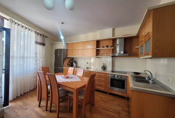 Shtepi ne shitje Apartament ne Tirane, 1+1, Mobilimi E mobiluar, Pagesa 91,000  Euro.