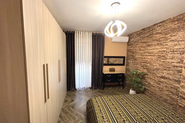 Shtepi me qera Apartament ne Tirane, 2+1, Mobilimi E mobiluar, Pagesa 75,000  Leke.