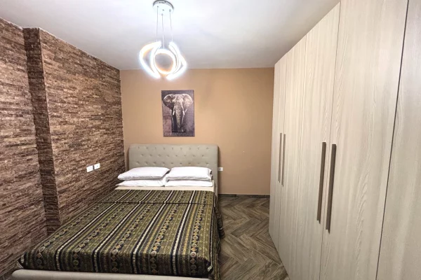 Shtepi me qera Apartament ne Tirane, 2+1, Mobilimi E mobiluar, Pagesa 75,000  Leke.