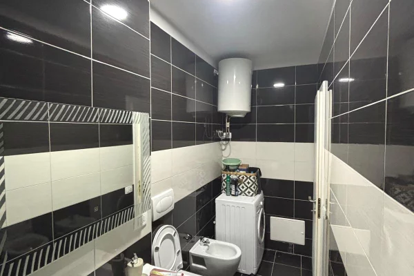 Shtepi me qera Apartament ne Tirane, 2+1, Mobilimi E mobiluar, Pagesa 75,000  Leke.