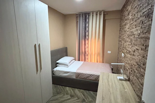 Shtepi me qera Apartament ne Tirane, 2+1, Mobilimi E mobiluar, Pagesa 75,000  Leke.