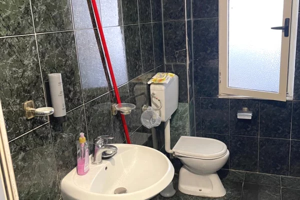 Shtepi ne shitje Apartament ne Tirane, 1+1, Mobilimi E mobiluar, Pagesa 88,000  Euro.