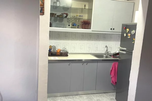 Shtepi ne shitje Apartament ne Tirane, 1+1, Mobilimi E mobiluar, Pagesa 88,000  Euro.