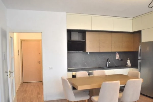 Shtepi ne shitje Apartament ne Tirane, 3+1, Mobilimi E mobiluar, Pagesa 141,000  Euro.