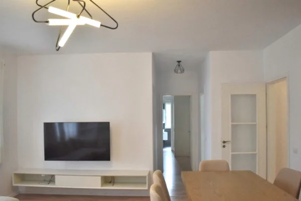 Shtepi ne shitje Apartament ne Tirane, 3+1, Mobilimi E mobiluar, Pagesa 141,000  Euro.