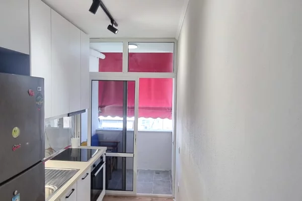 Shtepi ne shitje Apartament ne Tirane, 1+1, Mobilimi E mobiluar, Pagesa 125,000  Euro.