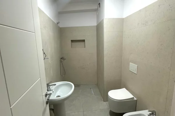 Shtepi ne shitje Apartament ne Tirane, 2+1, Mobilimi E mobiluar, Pagesa 149,000  Euro.