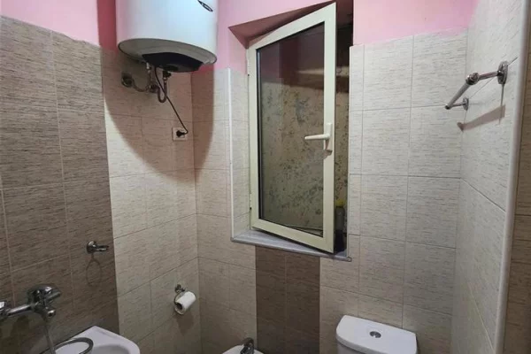 Shtepi me qera Apartament ne Tirane, Garsoniere, Mobilimi E mobiluar, Pagesa 35,000  Leke.