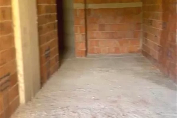 Shtepi ne shitje Apartament ne Tirane, Garsoniere, Mobilimi Bosh, pa mobiluar, Pagesa 68,000  Euro.