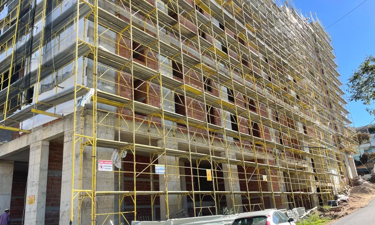 Shtepi ne shitje Apartament ne Tirane, Garsoniere, Mobilimi Bosh, pa mobiluar, Pagesa 68,000  Euro.