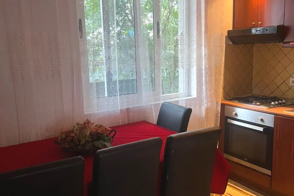Apartament 2+1 me qera Blloku Gintash (40,000 leke) , parkim, uje dhe internet falas