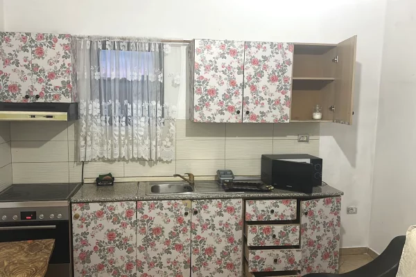 Shtepi me qera Apartament ne Tirane, 1+1, Mobilimi E mobiluar, Pagesa 35,000  Leke.