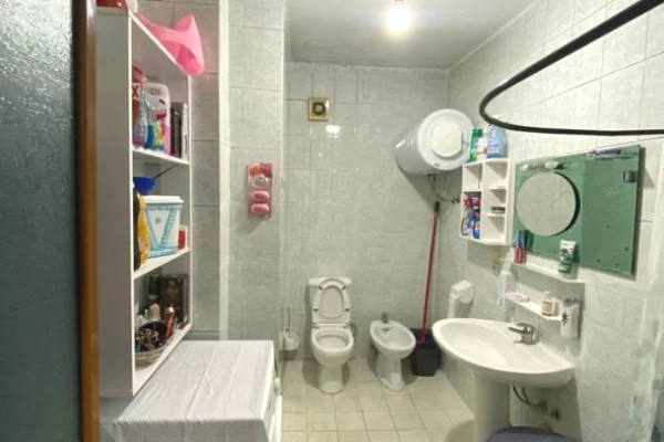 Shtepi ne shitje Apartament ne Tirane, 2+1, Mobilimi E mobiluar, Pagesa 160,000  Euro.