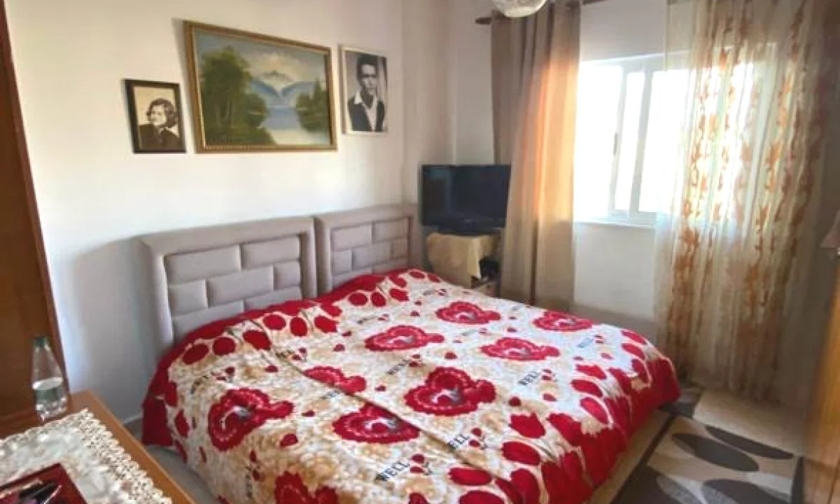 Shtepi ne shitje Apartament ne Tirane, 2+1, Mobilimi E mobiluar, Pagesa 160,000  Euro.