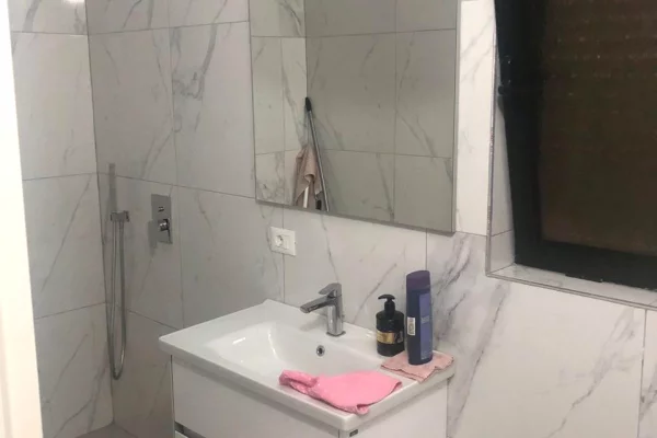 Shtepi ne shitje Apartament ne Tirane, 3+1, Mobilimi E mobiluar, Pagesa 260,000  Euro.