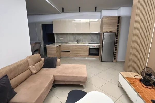 Qsut, apartament 2+1 me qera prane amerikanit 600€