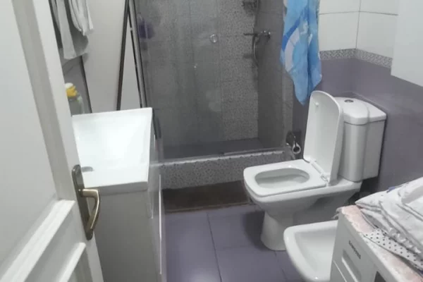 Shtepi ne shitje Apartament ne Tirane, 2+1, Mobilimi E mobiluar, Pagesa 250,000  Euro.