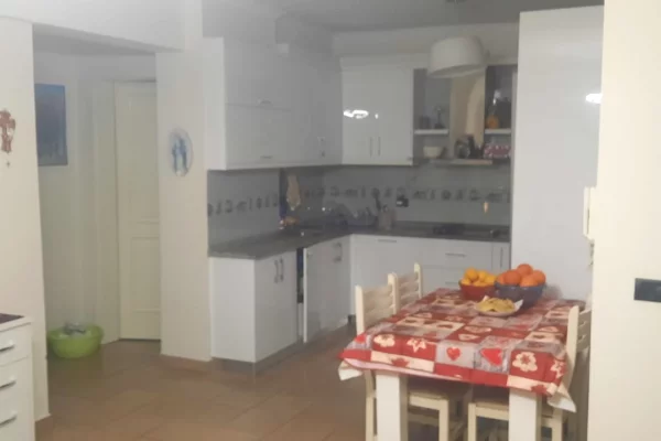 Shtepi ne shitje Apartament ne Tirane, 2+1, Mobilimi E mobiluar, Pagesa 250,000  Euro.