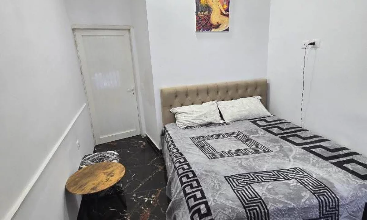 Shtepi me qera Apartament ne Tirane, Garsoniere, Mobilimi E mobiluar, Pagesa 25,000  Leke.