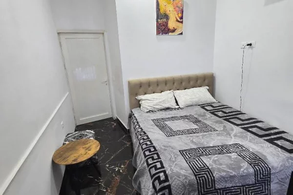 Garsoniere me qera tek rruga bardhyl 25,000 lekë  