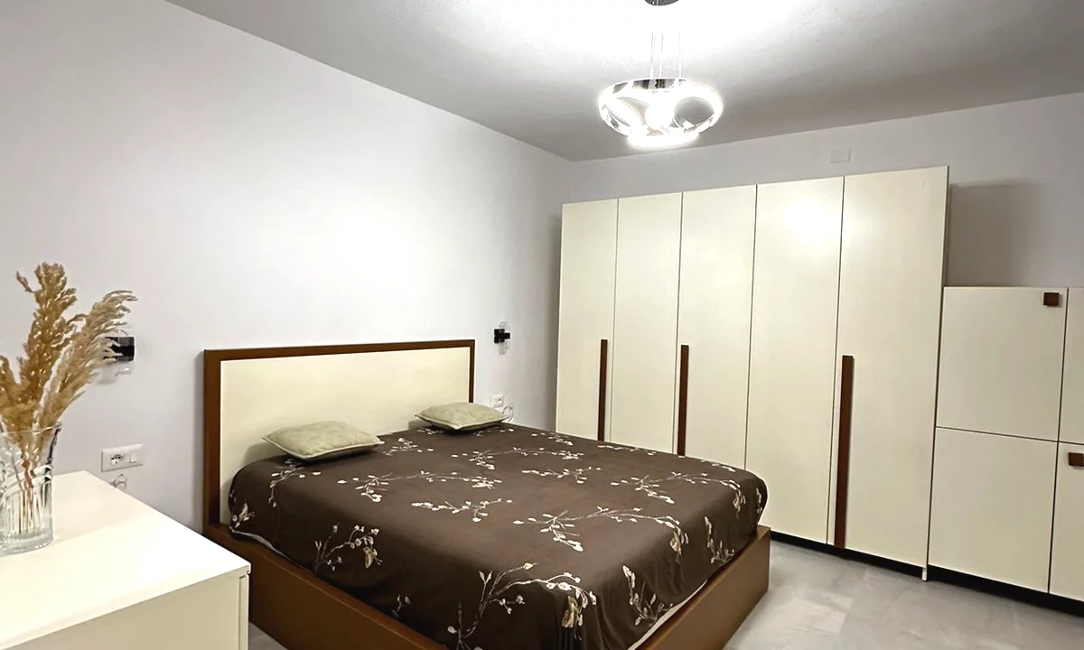 Shtepi me qera Duplex(shtepi me 2 kate) ne Tirane, 2+1, Mobilimi E mobiluar, Pagesa 55,000  Leke.