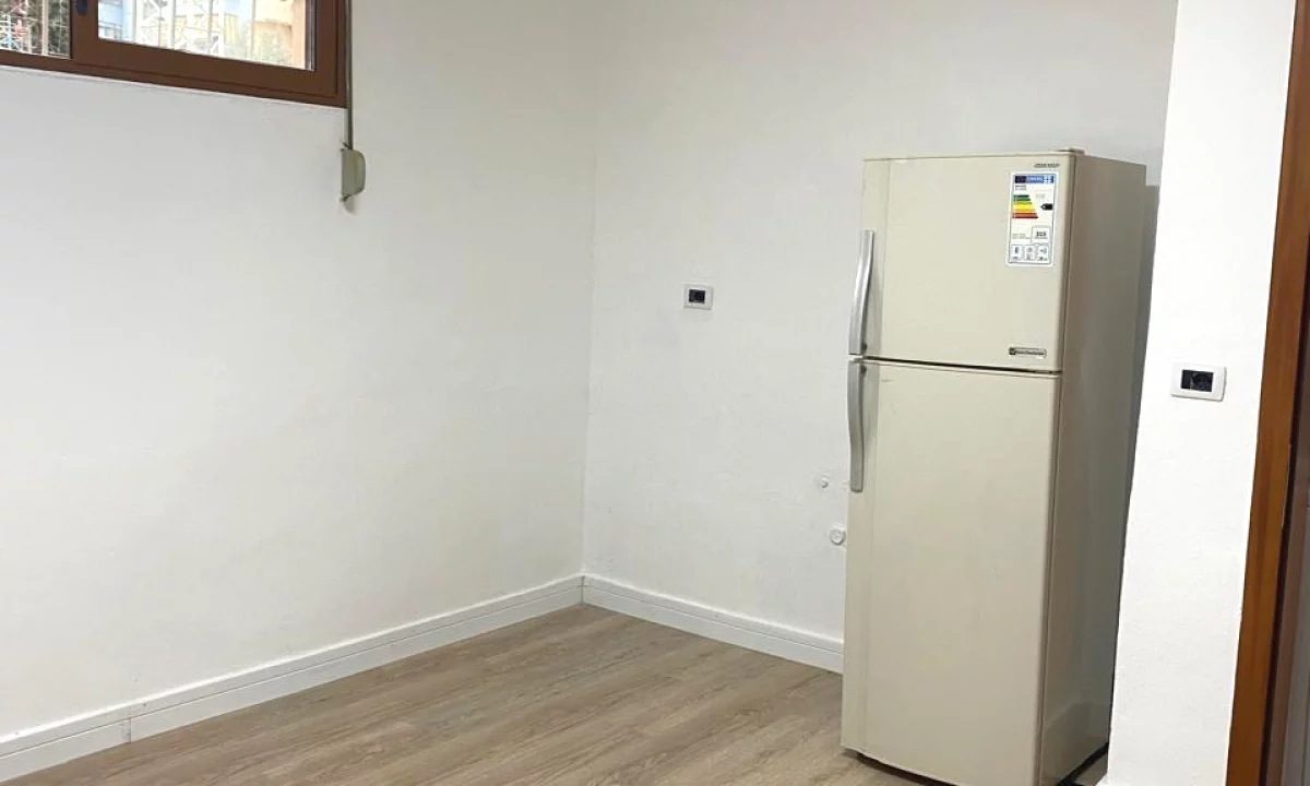 Shtepi me qera Apartament ne Tirane, Garsoniere, Mobilimi Bosh, pa mobiluar, Pagesa 30,000  Leke.