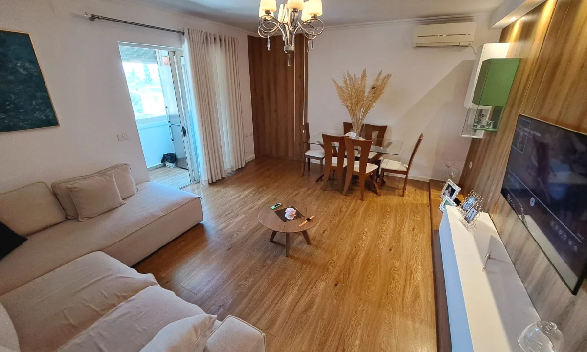 Shtepi ne shitje Apartament ne Tirane, 2+1, Mobilimi E mobiluar, Pagesa 15,500,000  Leke.