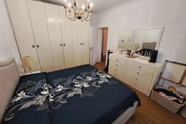 Shtepi ne shitje Apartament ne Tirane, 2+1, Mobilimi E mobiluar, Pagesa 15,500,000  Leke.