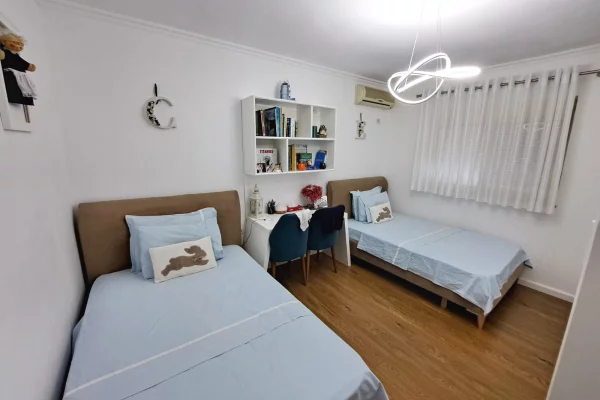Shtepi ne shitje Apartament ne Tirane, 2+1, Mobilimi E mobiluar, Pagesa 15,500,000  Leke.