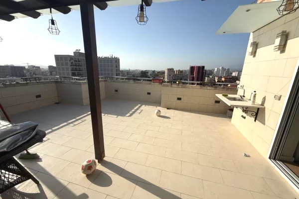 Shtepi me qera Penthose(kati i fundit panoramik) ne Tirane, 3+1, Mobilimi E mobiluar, Pagesa 1,200  Euro.