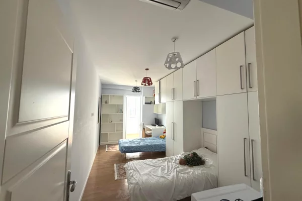 Shtepi me qera Penthose(kati i fundit panoramik) ne Tirane, 3+1, Mobilimi E mobiluar, Pagesa 1,200  Euro.