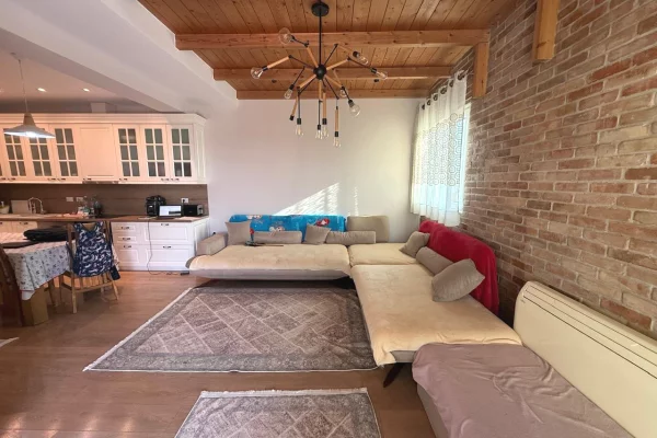 Shtepi me qera Penthose(kati i fundit panoramik) ne Tirane, 3+1, Mobilimi E mobiluar, Pagesa 1,200  Euro.