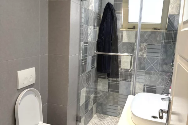 Shtepi me qera Penthose(kati i fundit panoramik) ne Tirane, 3+1, Mobilimi E mobiluar, Pagesa 1,200  Euro.