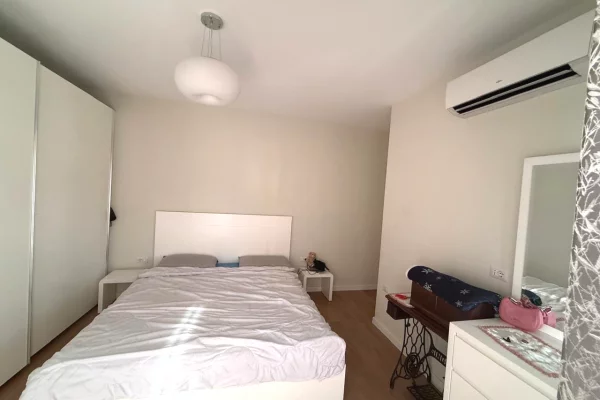 Shtepi me qera Penthose(kati i fundit panoramik) ne Tirane, 3+1, Mobilimi E mobiluar, Pagesa 1,200  Euro.