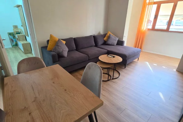 Shtepi me qera Apartament ne Tirane, 1+1, Mobilimi E mobiluar, Pagesa 50,000  Leke.