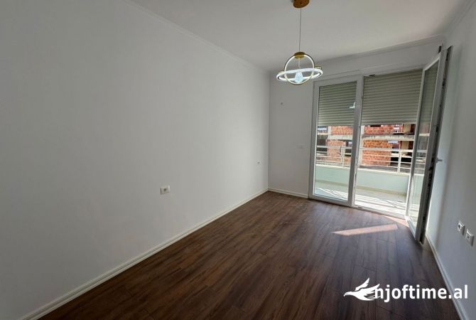 Shtepi ne shitje Apartament ne Tirane, 1+1, Mobilimi Bosh, pa mobiluar, Pagesa 119,000  Euro.