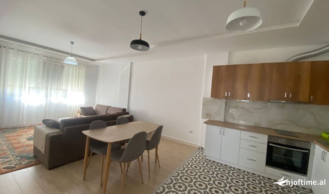Shtepi ne shitje Apartament ne Tirane, 1+1, Mobilimi E mobiluar, Pagesa 140,000  Euro.