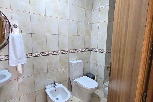 Shtepi me qera Apartament ne Tirane, 2+1, Mobilimi E mobiluar, Pagesa 650  Euro.