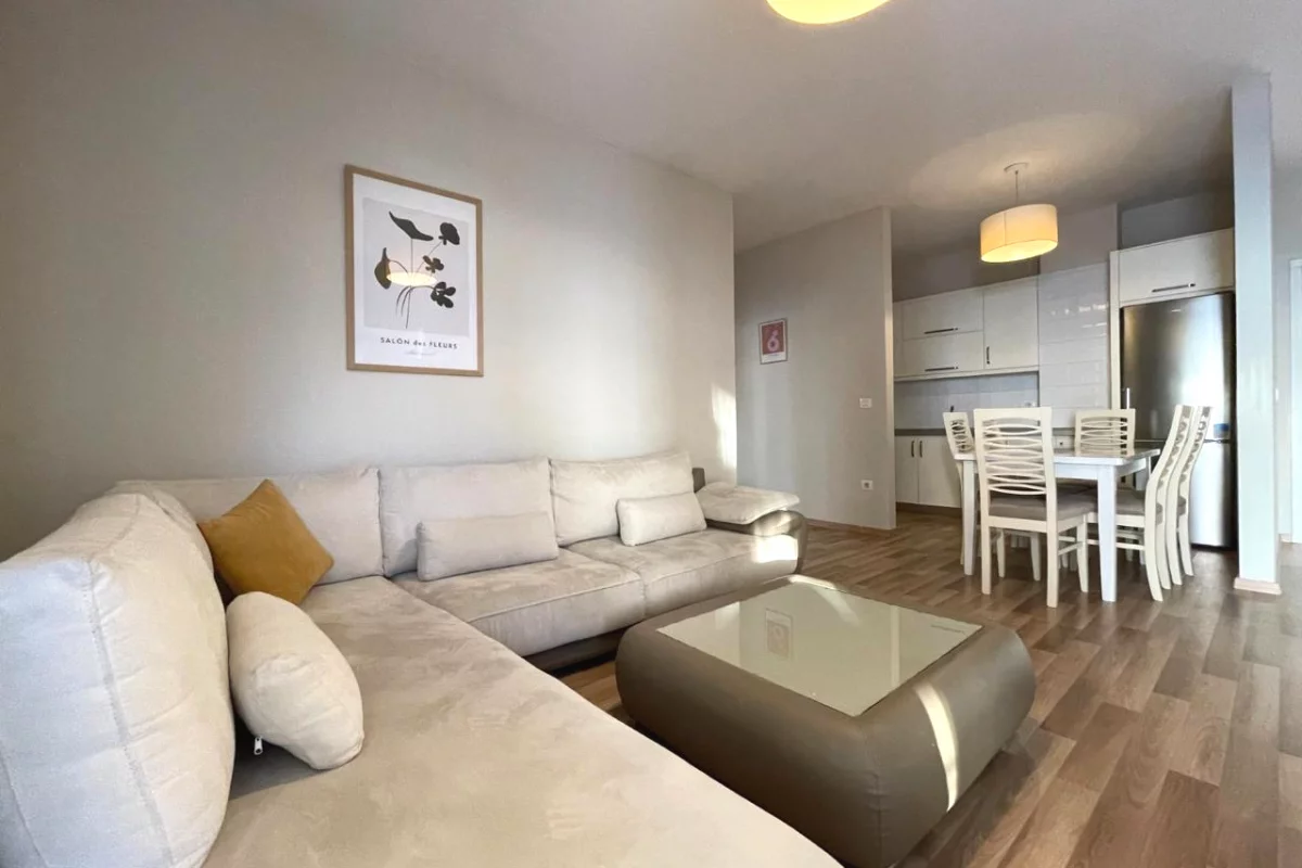 Shtepi me qera Papafingo(kati i catise) ne Tirane, 1+1, Mobilimi E mobiluar, Pagesa 750  Euro.