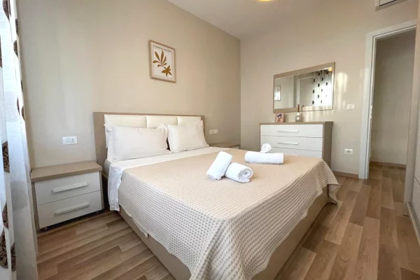 Shtepi me qera Papafingo(kati i catise) ne Tirane, 1+1, Mobilimi E mobiluar, Pagesa 750  Euro.