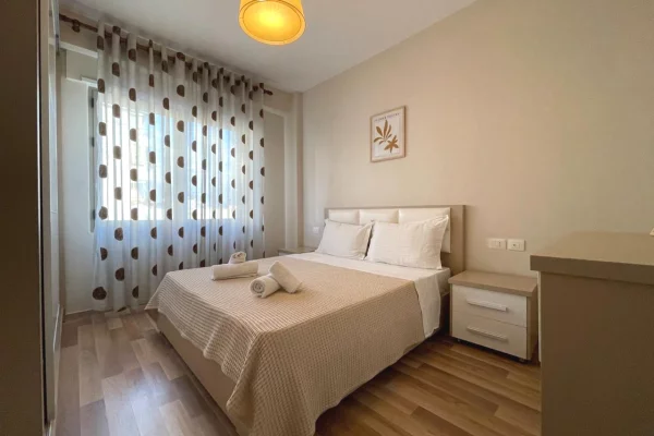 Shtepi me qera Papafingo(kati i catise) ne Tirane, 1+1, Mobilimi E mobiluar, Pagesa 750  Euro.