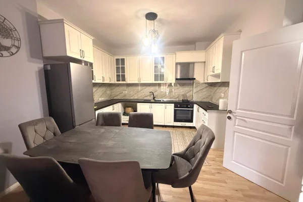 Shtepi me qera Apartament ne Tirane, 2+1, Mobilimi E mobiluar, Pagesa 600  Euro.