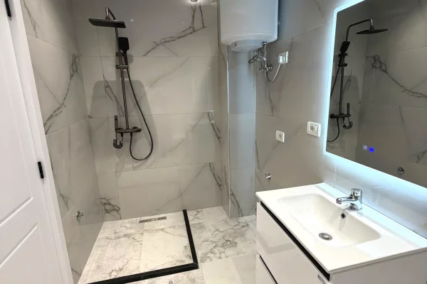Shtepi ne shitje Apartament ne Tirane, 2+1, Mobilimi E mobiluar, Pagesa 155,000  Euro.