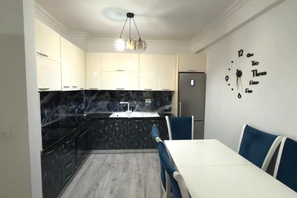 Shtepi ne shitje Apartament ne Tirane, 2+1, Mobilimi E mobiluar, Pagesa 135,000  Euro.