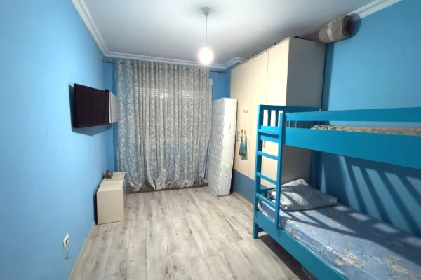 Shtepi ne shitje Apartament ne Tirane, 2+1, Mobilimi E mobiluar, Pagesa 135,000  Euro.