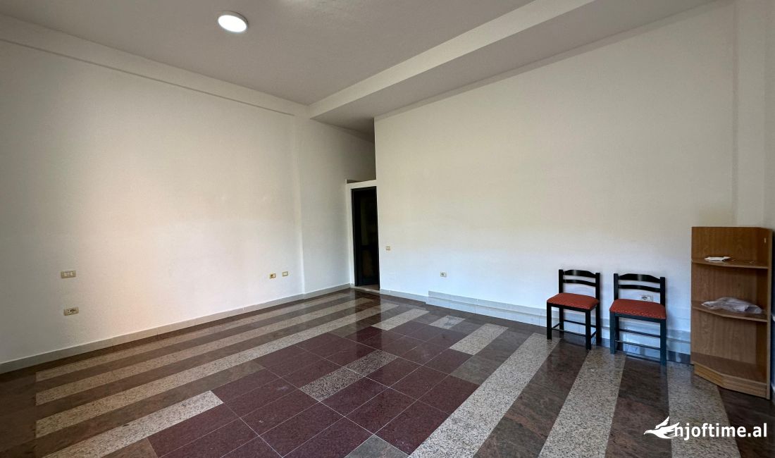 Ambient komercial per qira tek Shkolla e Kuqe.